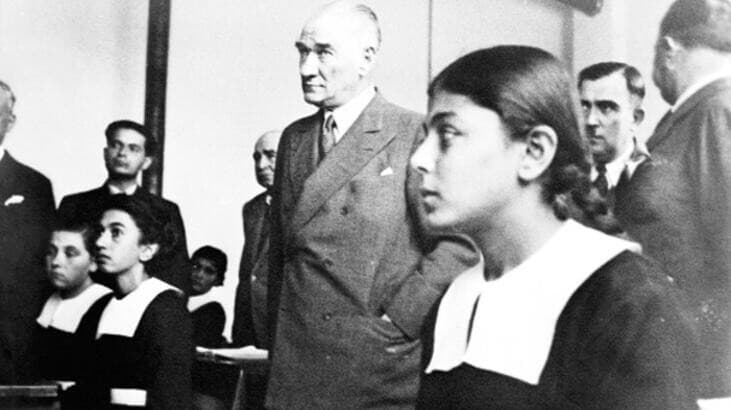 Siyahtan Maviye Bir Kayboluş Öyküsü: Önlük