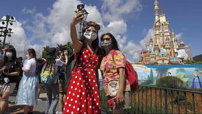 Madrid'deki Reina Sofia Müzesi'nde selfie çeken turist sanat eserinin bir parçasını yıktı