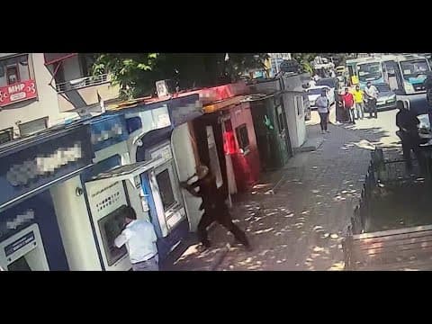 ATM’lere çekiçle saldırdı, o sırada para çeken kişinin rahatlığı viral oldu