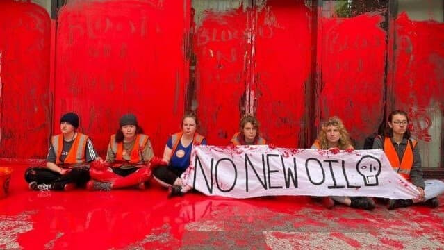 Sanat Eserlerini Hedef Alan Marjinal Eylemler: 'Yemek ve Su Yokken Sanatın Ne Anlamı Var?'