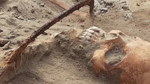 Polonya'da: Boğazında Orak, Ayağında Asma Kilit Takılı Olan Kadın Vampirin Kalıntıları Bulundu!